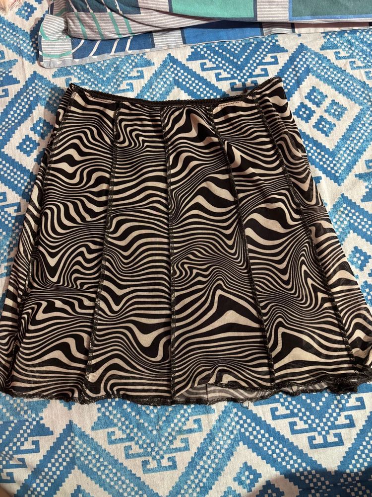 Wavy Pattern Mini Skirt