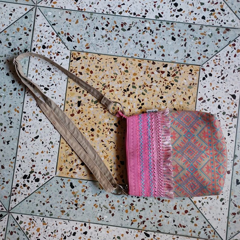 ELEGANT SLING BAG