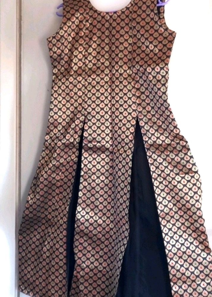 💥🆕️ Black Brocade Long Kurti With Slits (Sleeves Available)