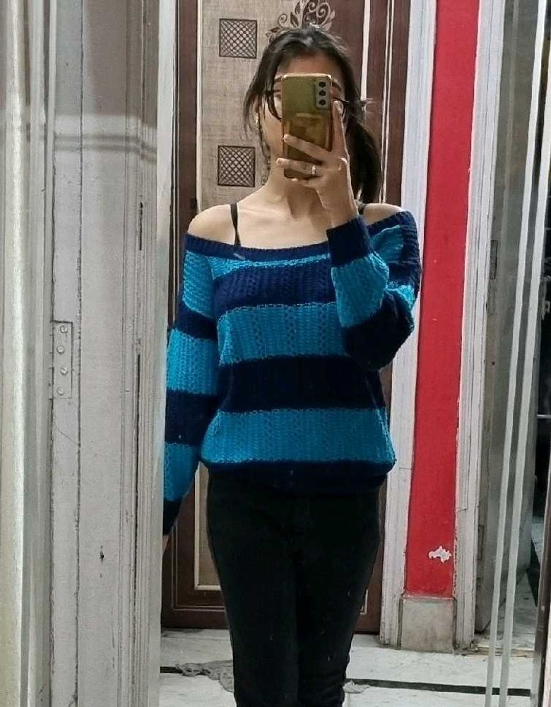 Off-shoulder Sweater😍