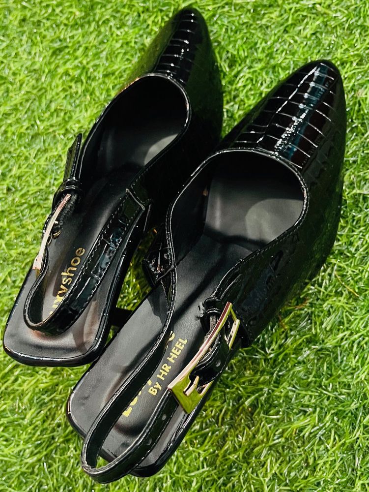 Chic Black Pointed Slingbacks