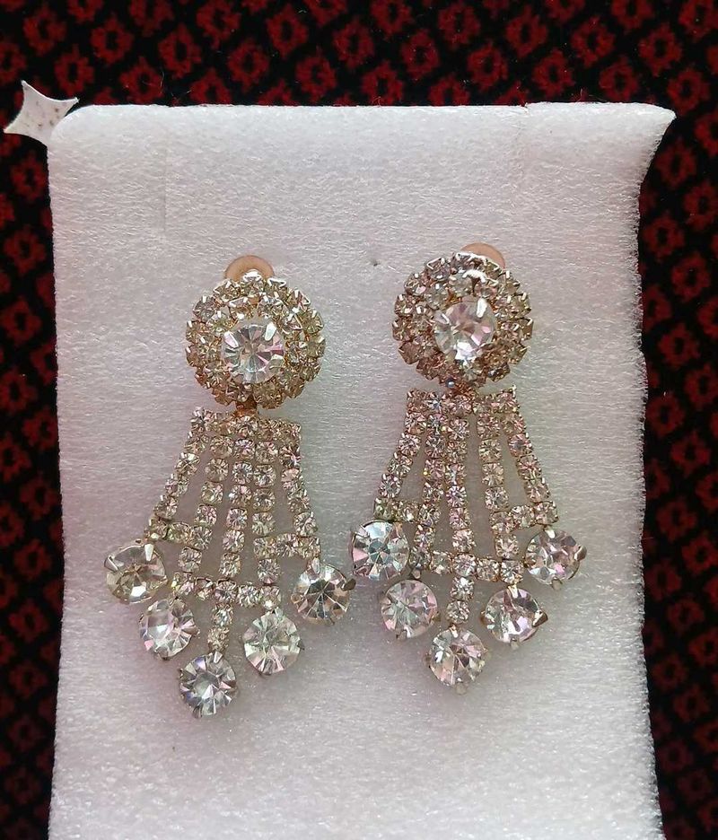 Elegant Traditional Rhinestone Dangler Earrings 🤍