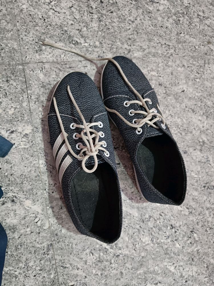 Women&#39;s casual shoe size 39