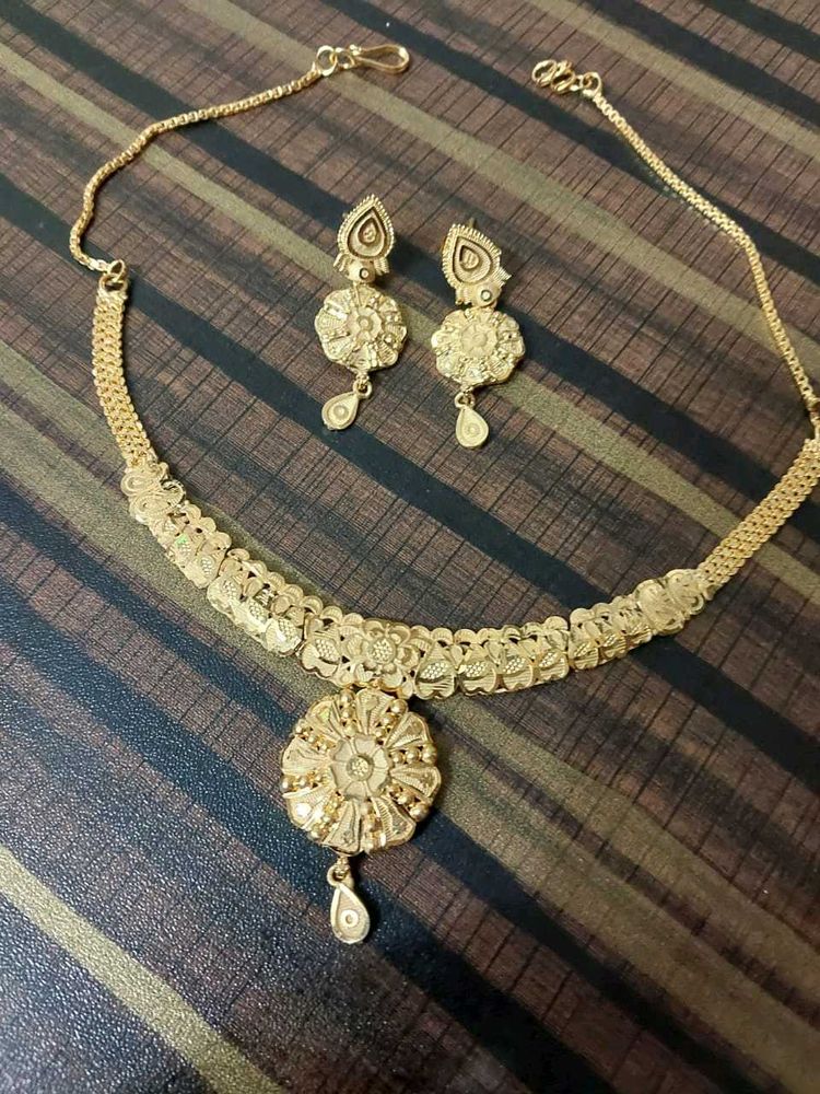Elegant Gold-Tone Necklace &amp; Earring Set