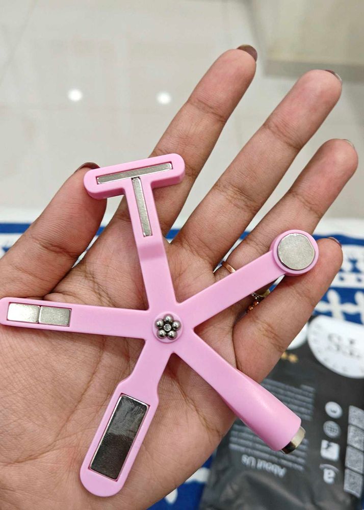 Magnetic nail polish and magnet