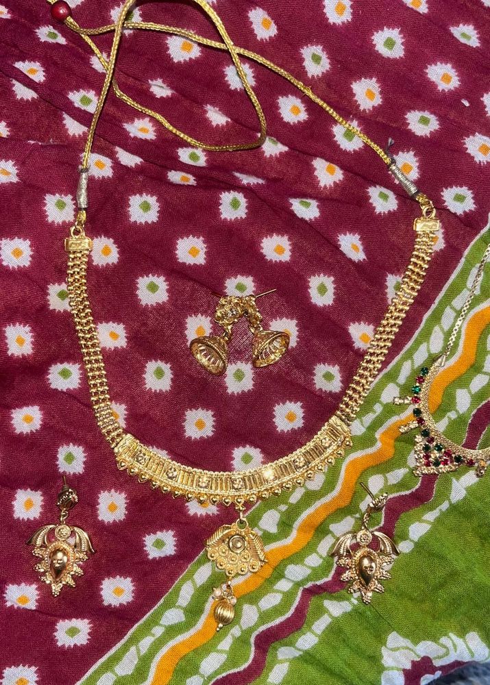 BEAUTIFUL GOLD-TONED STATEMENT JEWELRY - Intricate
