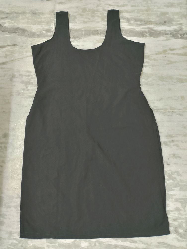 Plain Black Sleeveless Kurti.