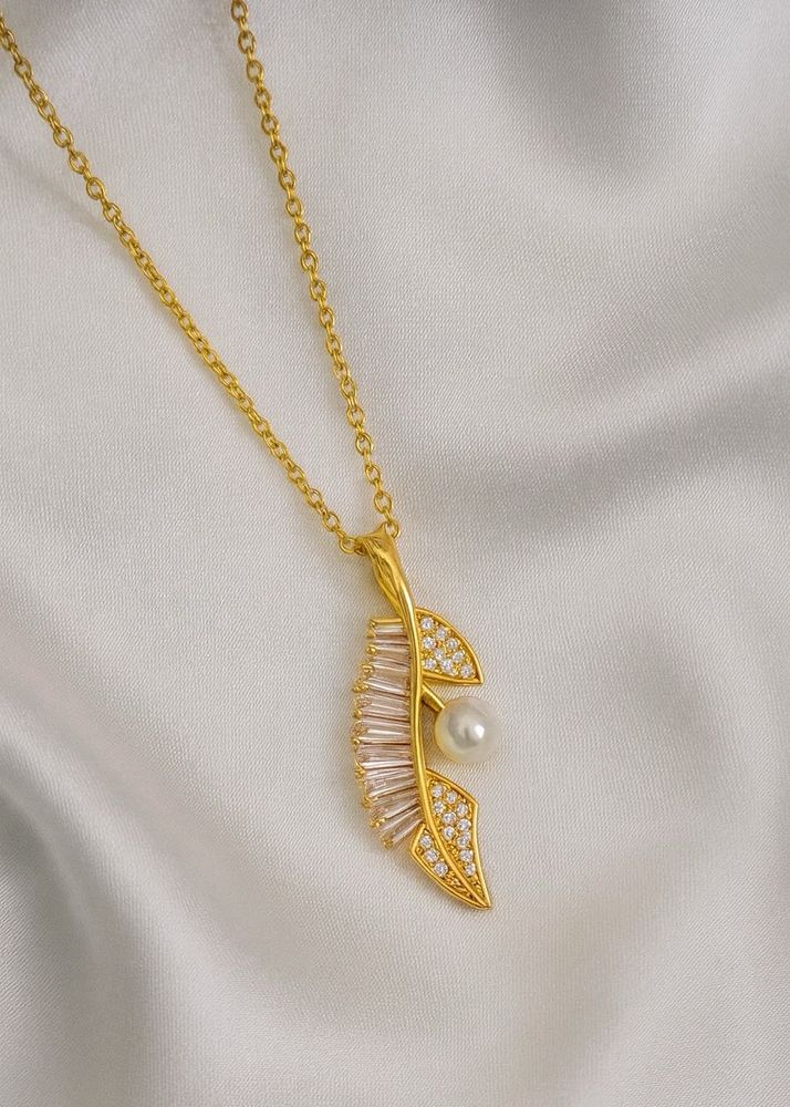 Elegant Gold Leaf Pearl Necklace