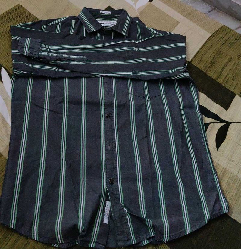 Men&#39;s Striped Long Sleeve Button-Down Shirt