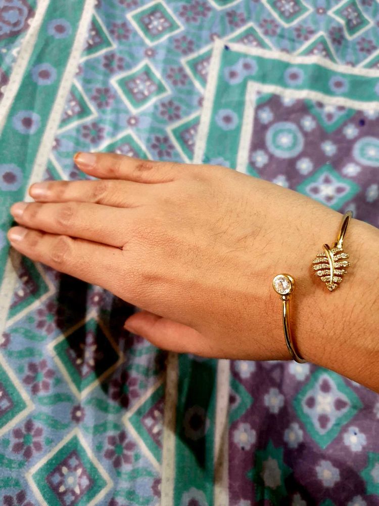 Elegant Gold-Tone Leaf Bangle