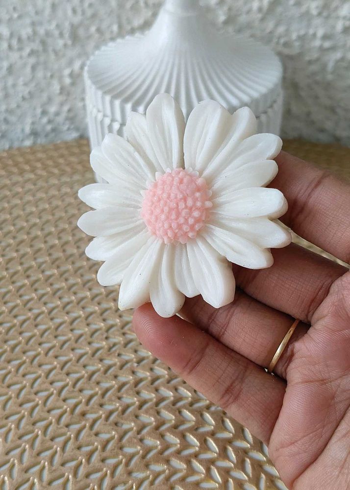 Daisy Flower candle 🎀