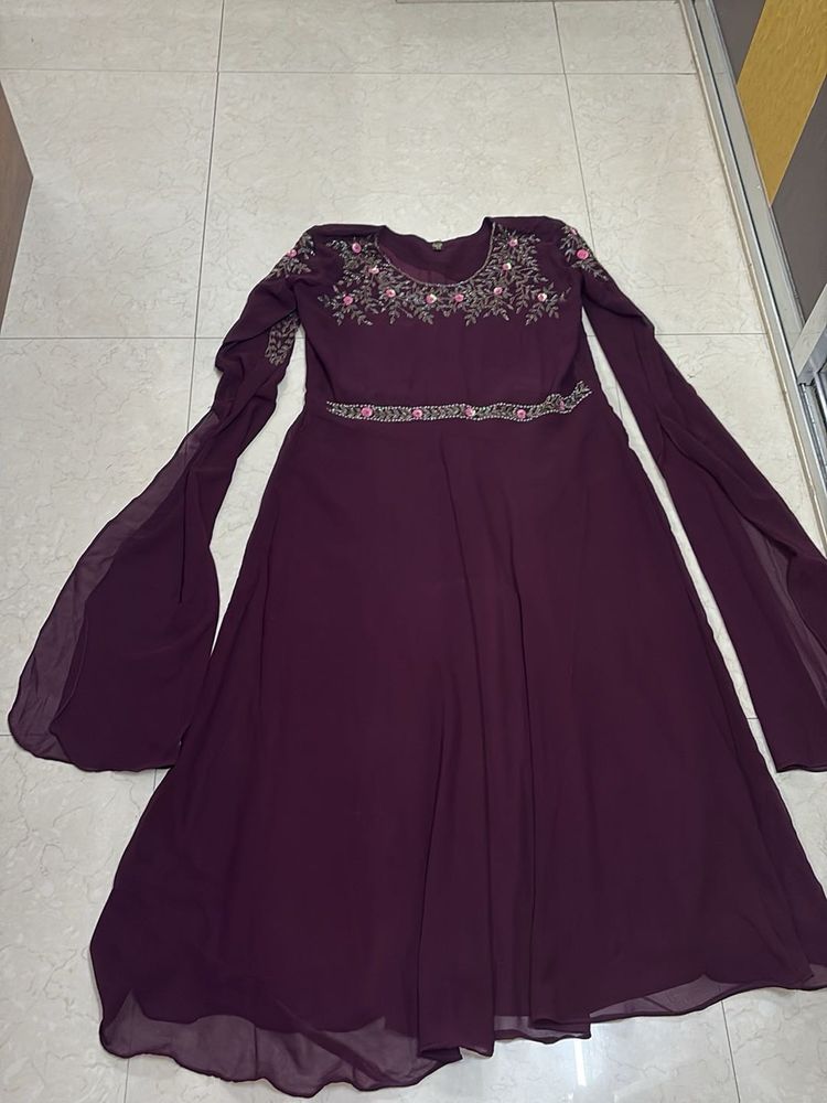 long sleeves gown with choker