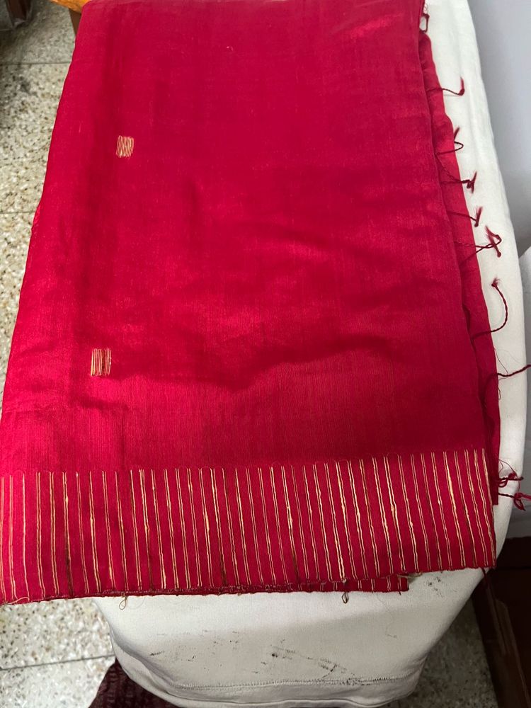 Used Elegant Red &amp; Gold handloom Saree