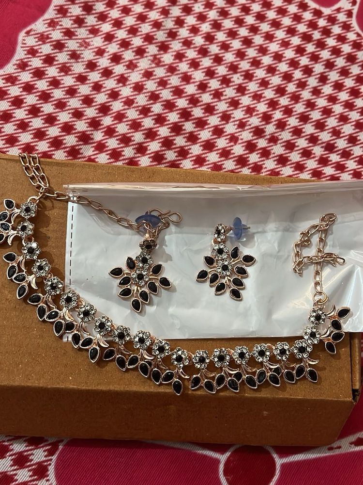 Rose Gold Plated Jewellry Set With Black Kundan