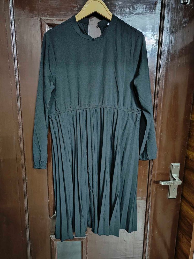 Elegant Black Pleated Dress