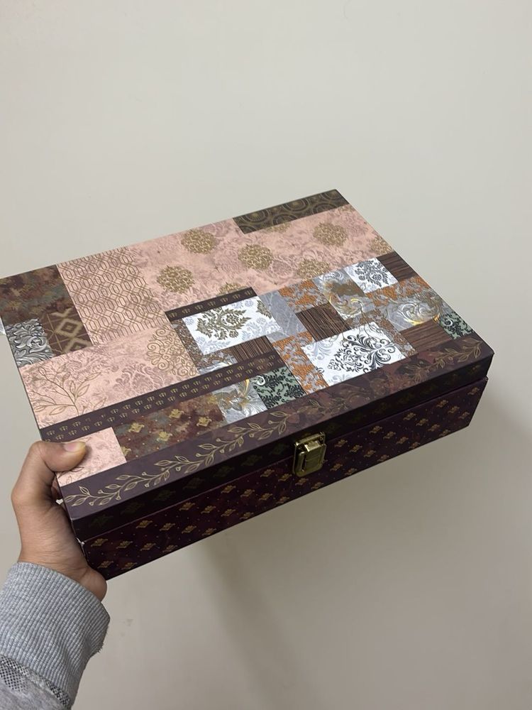 Wooden Designer box With 4 Glass Jards