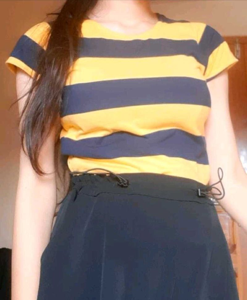 Women&#39;s Round Neck Striped T-shirt