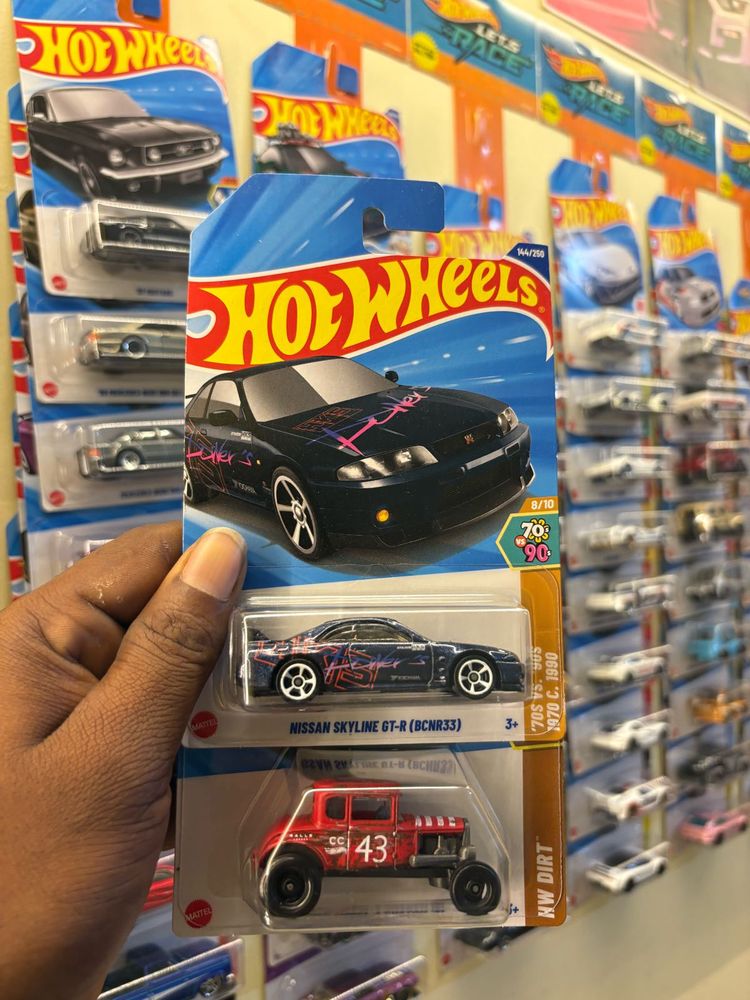 Hot Wheels Nissan Skyline &amp; HW Dirt