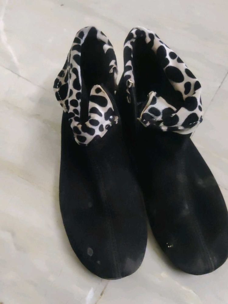 Black Colour Used Boots