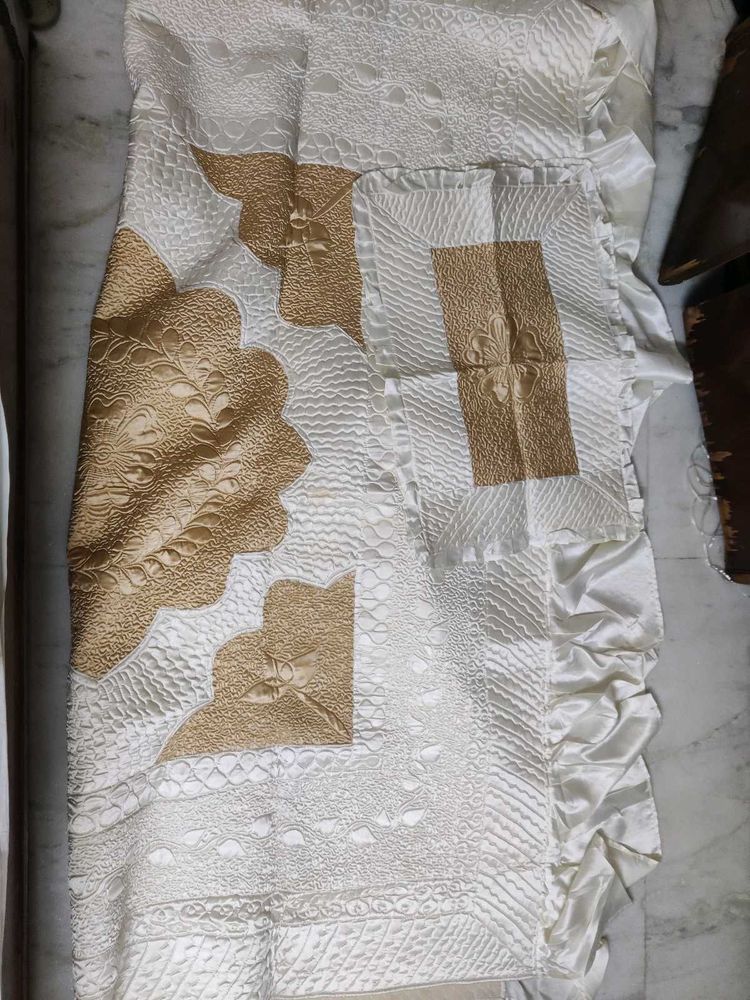 Elegant White &amp; Gold Bedding Set