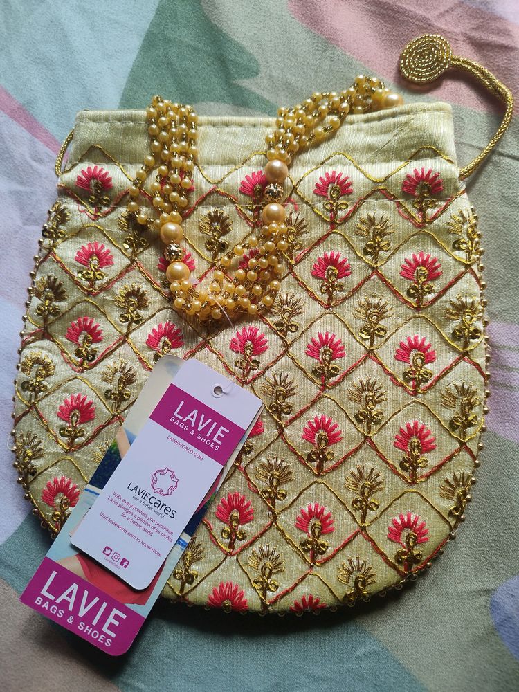 Lavie Potli With Tag