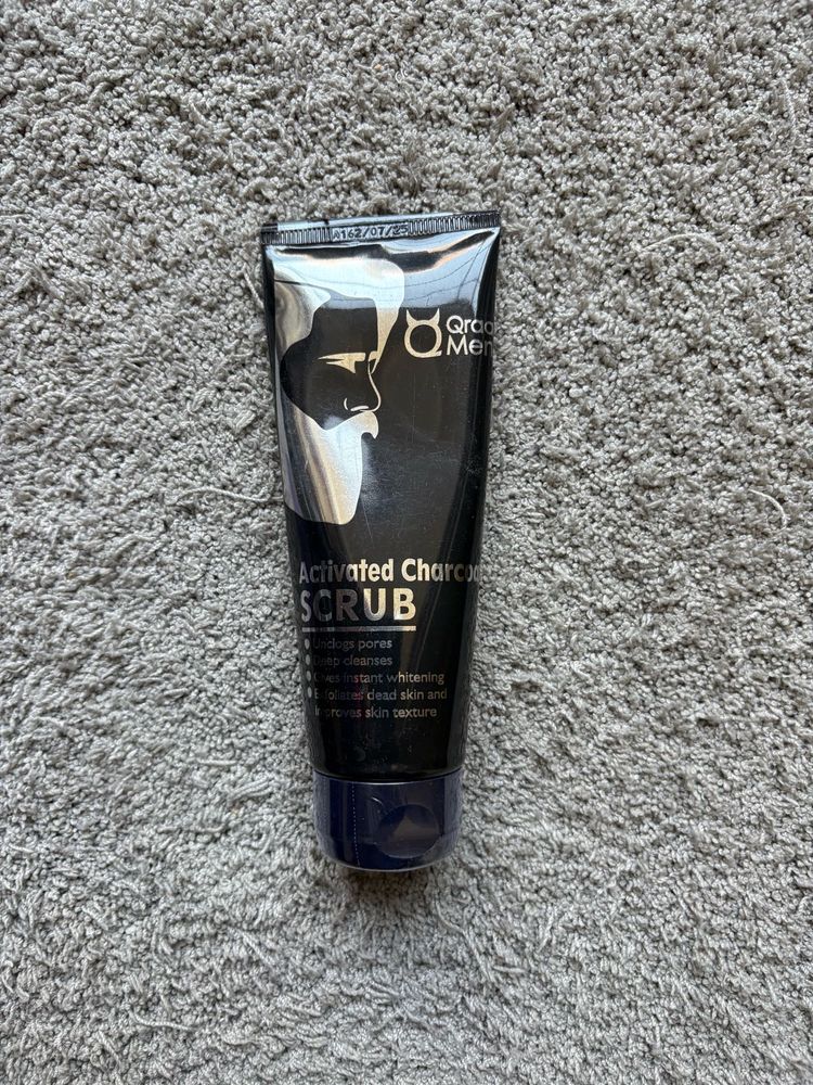 Qraa Men Activated Charcoal Scrub