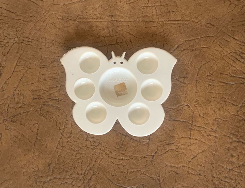 butterfly-shaped palette tray