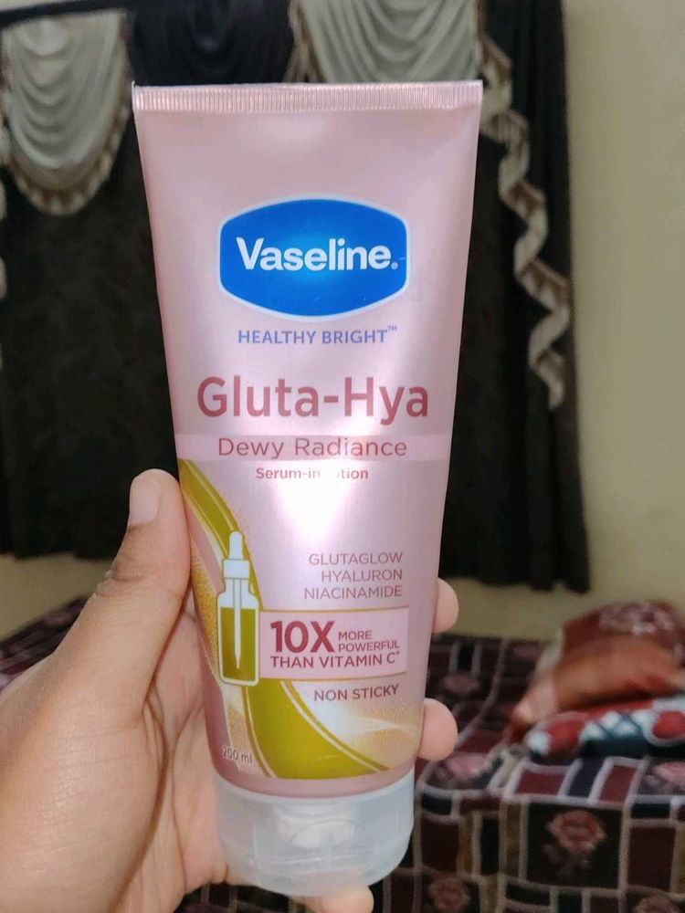 Vaseline Gluta-Hya Dewy Radiance