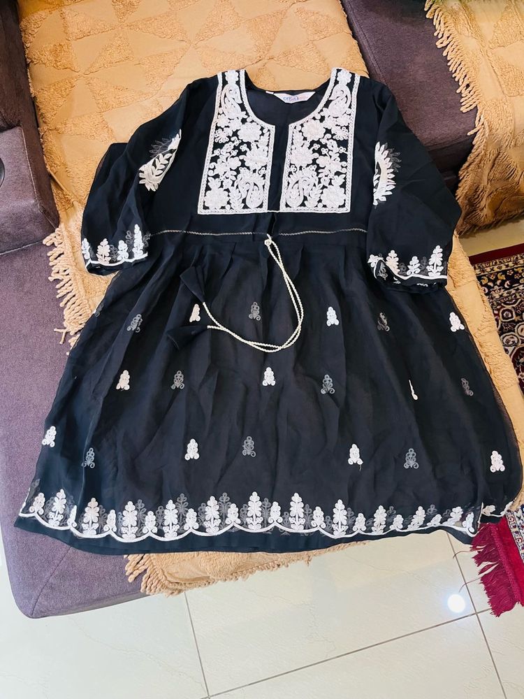Black Embroidered Chiffon Kurti In Xl