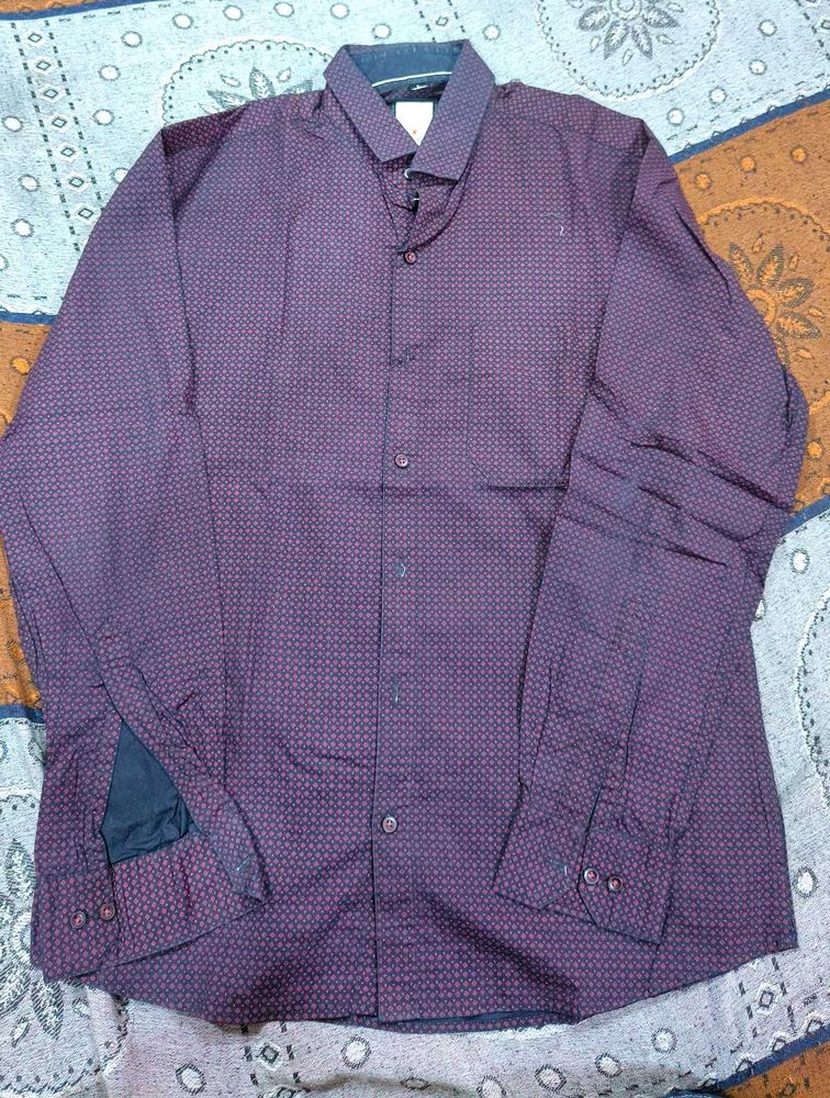 Rarely Used L Size Maroon Shirt For Sale
