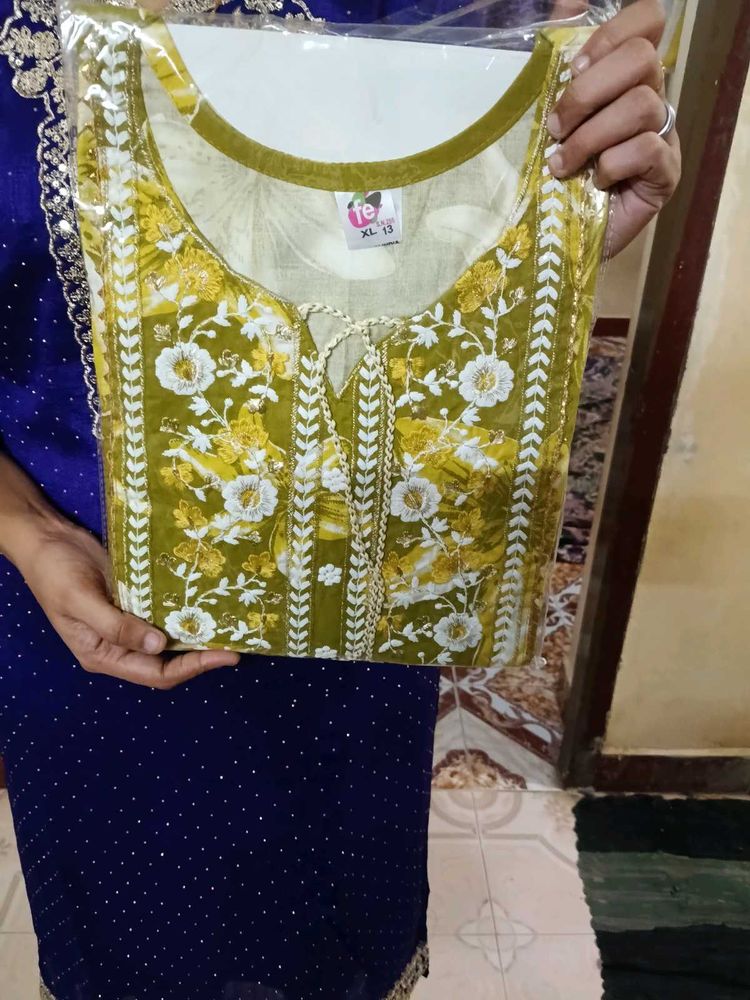 UNUSED NEW Floral Embroidered Kurta