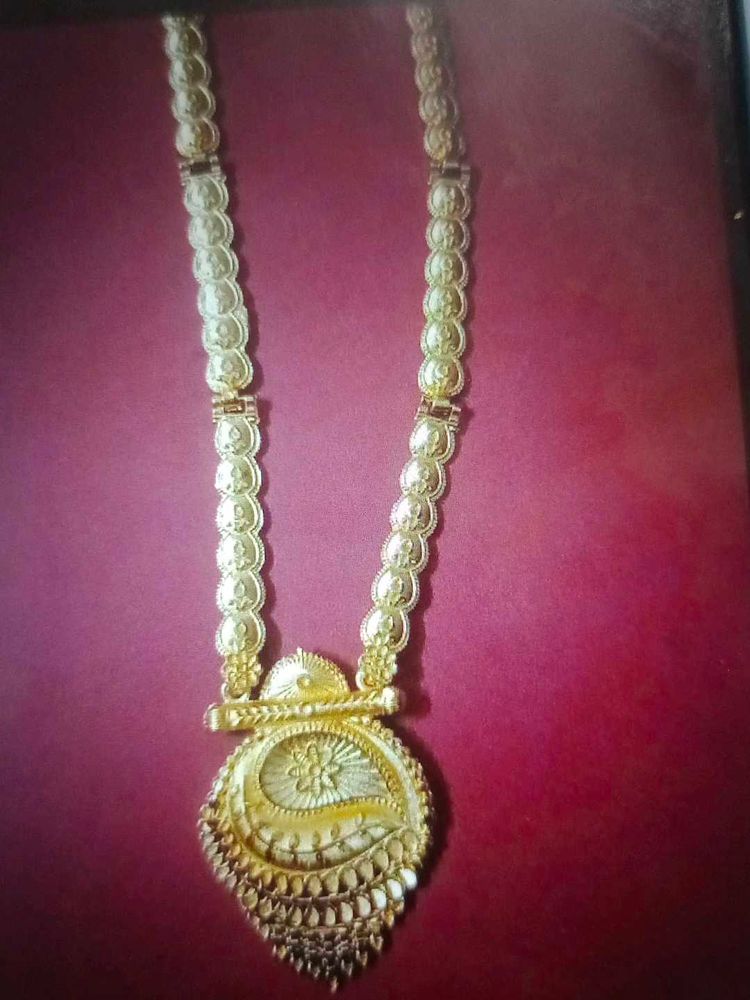 Elegant Gold Necklace