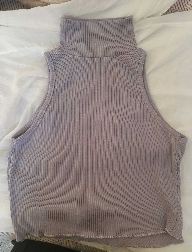 Sleeveles Mockneck Top