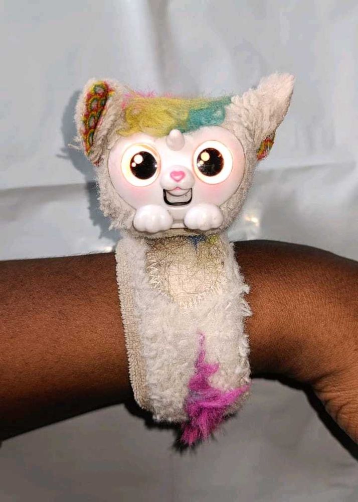 WowWee Fingerlings Hugs Unicorn