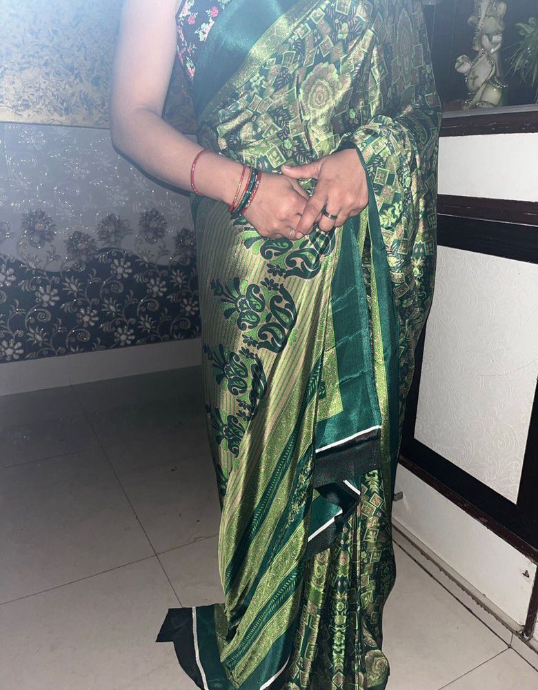 Green &amp; Gold Patterned crepe Saree