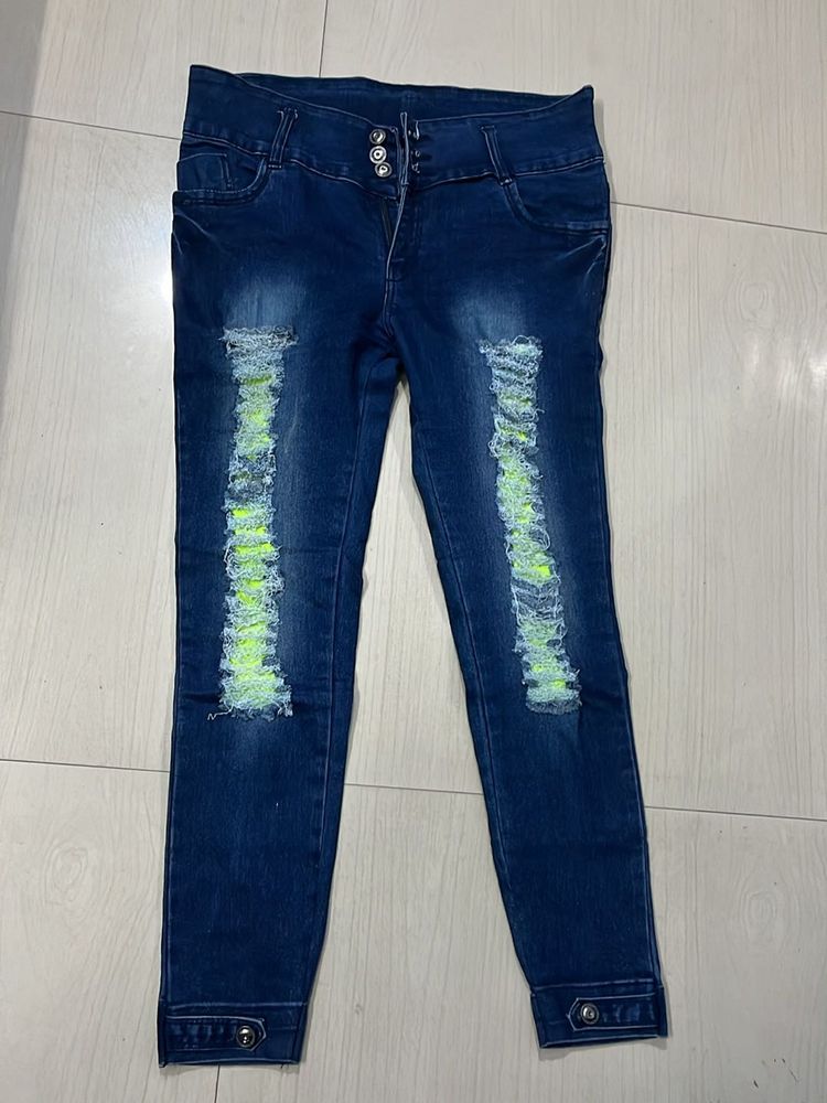 💙Beautiful Worn out Jeans In Jogger Style 💙