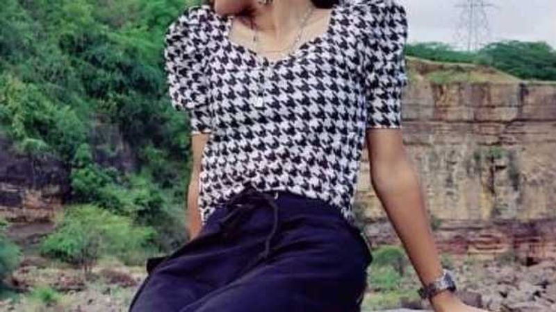 Houndstooth Puff Sleeve Top