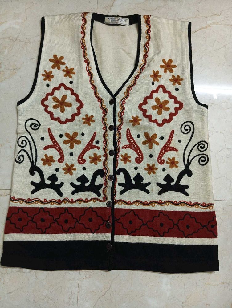 SLEEVELESS EMBROIDERY SWEATER
