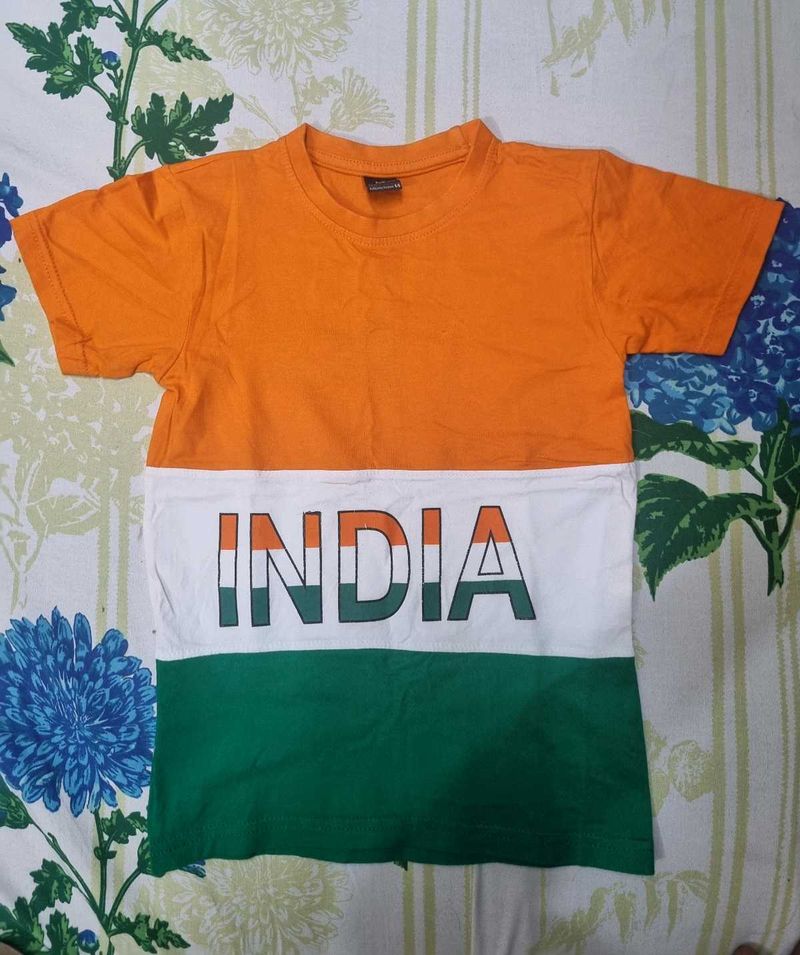 BOYS - 5-6 Years LIKE NEW - T-Shirt