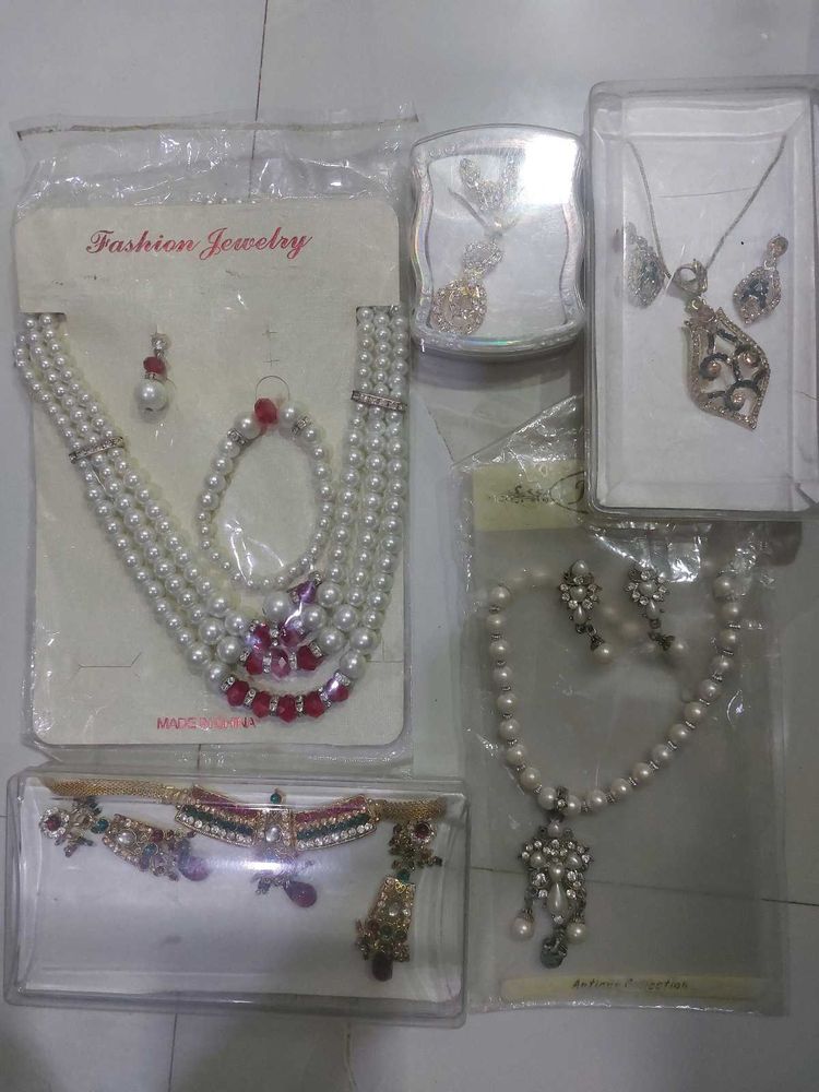 8 Jewellery Set Necklace Earrings Bracelet Etc