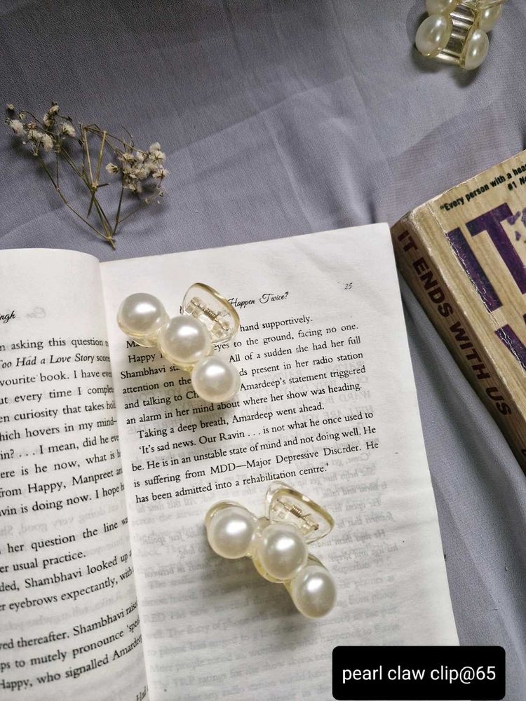 MEDIUM SIZED PEARL CLAW CLIP