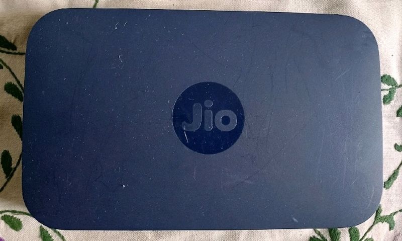 Jio (WIFI ᯤ ROUTER) Fiber Set-Top Box.