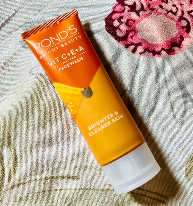 Pond&#39;s Bright Beauty Facewash