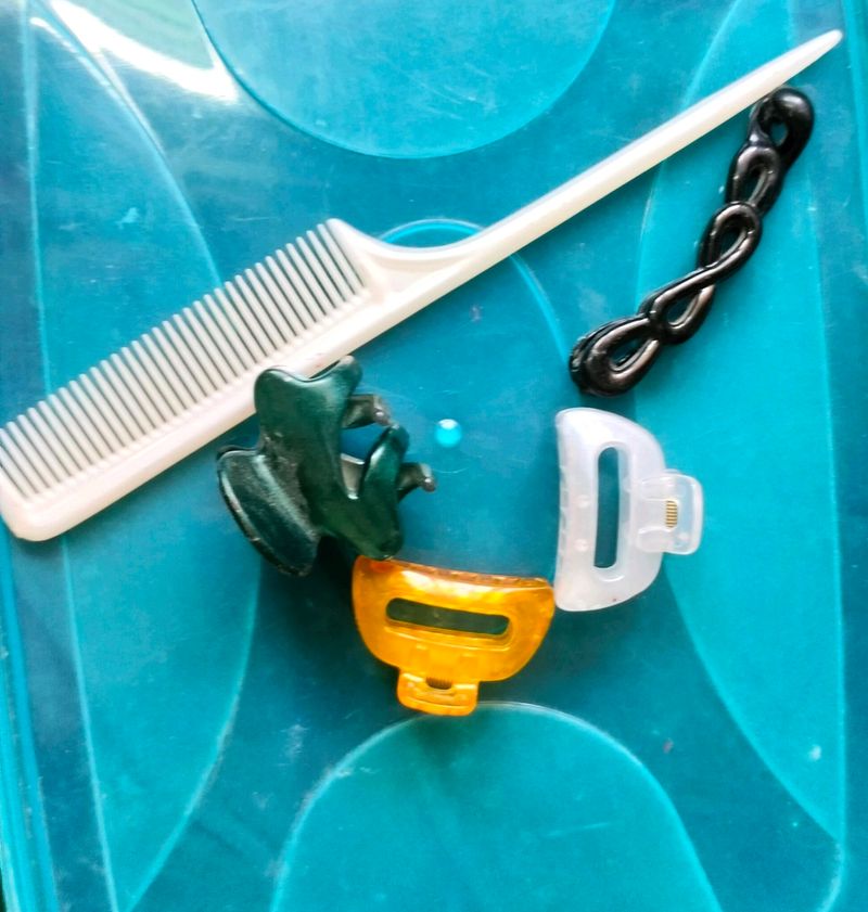 A Pack Of 1 Comb, Banana Clip &amp; 3 Catch Clips