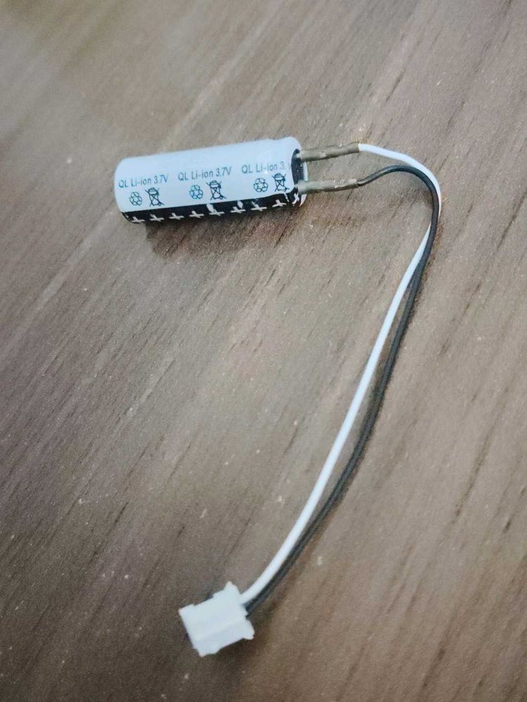 3.7 volts rechargeable battery small