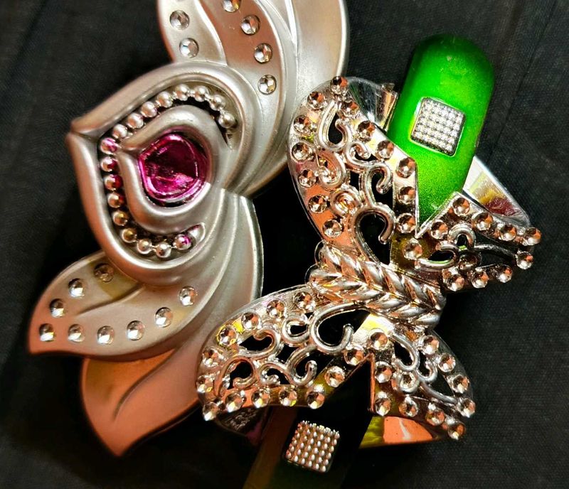 A set of two hair 🖇️clips 💫🦋