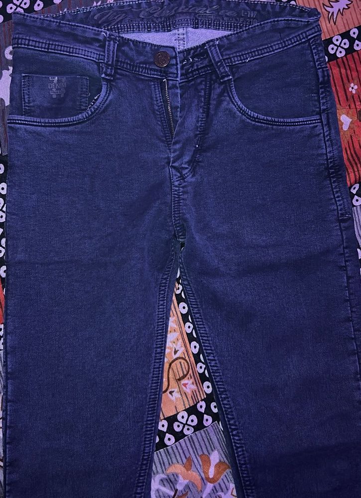 it’s a light wieght stretchable navy blue jeans ..