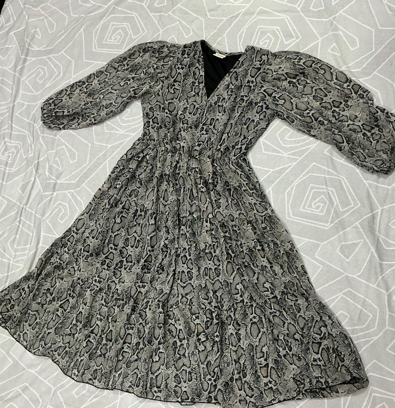 Women FIERCE SNAKE PRINT FLOWY DRESS ( SIZE 2XL)