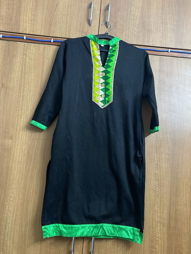 Elegant Woollen Black &amp; Green Kurta( Upto 40bust)