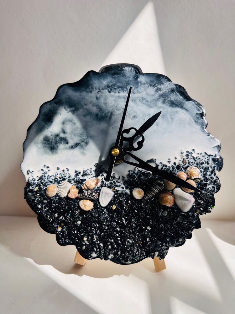 Resin table clock